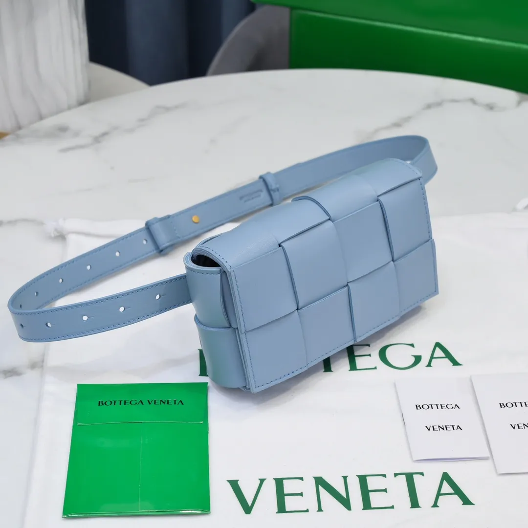#𝐓𝐇𝐄 𝐁𝐄𝐋𝐓 𝐂𝐀𝐒𝐒𝐄𝐓𝐓𝐄 Checkered waist bag🔻 The hot cassette has a new style. The lambskin material is very light and has the same high-grade touch as always. It can be used as a handbag, waist bag, crossbody, or shoulder bag. Small and exquisite but very easy to use, it is stress-free to install iPhone plus, 💄lipstick 🕶️sunglasses! It continues the square shape of the cassette bag and does not deform after loading. It has a very concave shape! 【6815#】 Size: 17.5*9.5*5cm